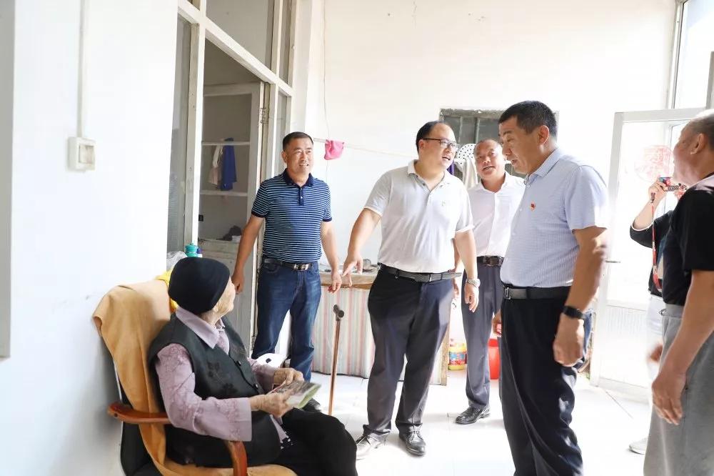 長(zhǎng)田實(shí)業(yè)黨支部書(shū)記張勇為老黨員佩戴黨徽 為老人送去祝福 長(zhǎng)田實(shí)業(yè)黨支部書(shū)記張勇為老黨員佩戴黨徽 為老人送去祝福