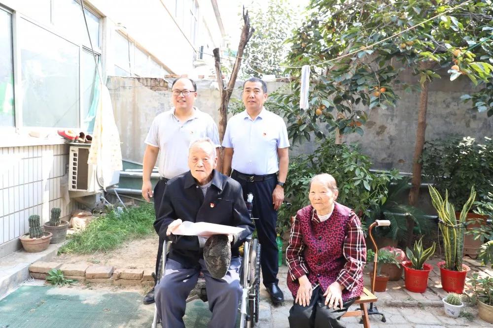 長(zhǎng)田實(shí)業(yè)黨支部書(shū)記張勇為老黨員佩戴黨徽 為老人送去祝福 長(zhǎng)田實(shí)業(yè)黨支部書(shū)記張勇為老黨員佩戴黨徽 為老人送去祝福