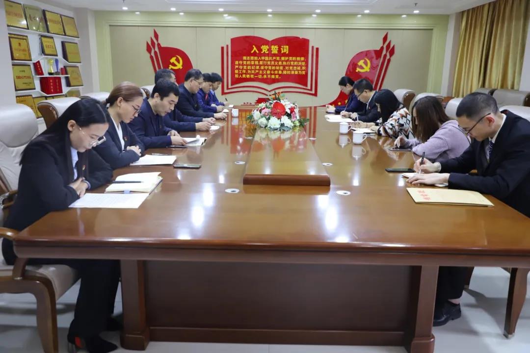 12月2日，長田實業(yè)黨支部在黨員會議室召開黨員大會，討論李少峰等3名預備黨員轉(zhuǎn)正事宜。濟北開發(fā)區(qū)黨建辦李陽同志、趙亞中同志到會指導。長田實業(yè)黨員、預備黨員參加會議，黨支部書記張勇主持會議。  