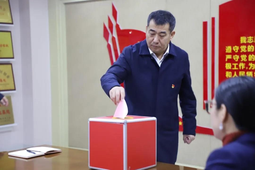 12月2日，長田實業(yè)黨支部在黨員會議室召開黨員大會，討論李少峰等3名預備黨員轉(zhuǎn)正事宜。濟北開發(fā)區(qū)黨建辦李陽同志、趙亞中同志到會指導。長田實業(yè)黨員、預備黨員參加會議，黨支部書記張勇主持會議。  