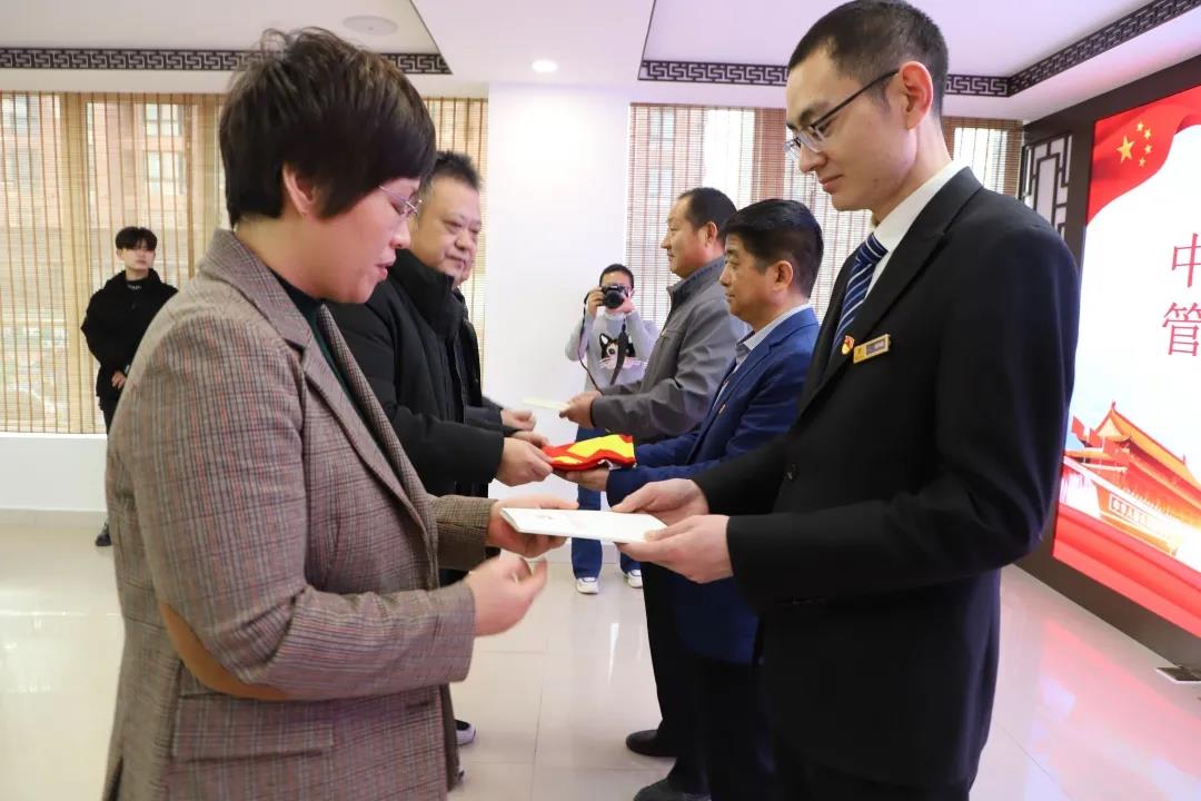 黨建引領(lǐng)促發(fā)展 紅色物業(yè)譜新篇—長田物業(yè)黨支部暨新元社區(qū)首家“紅色物業(yè)”黨支部成立了 黨建引領(lǐng)促發(fā)展 紅色物業(yè)譜新篇—長田物業(yè)黨支部暨新元社區(qū)首家“紅色物業(yè)”黨支部成立了