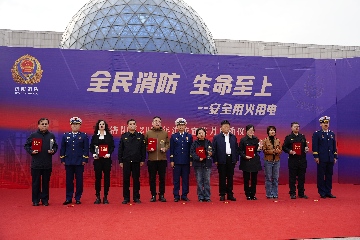 【長田榮耀】筑牢安全防線 護(hù)航發(fā)展大局——濟(jì)陽區(qū)2025年消防宣傳月啟動(dòng)儀式隆重舉 長田實(shí)業(yè)獲雙重榮譽(yù)！